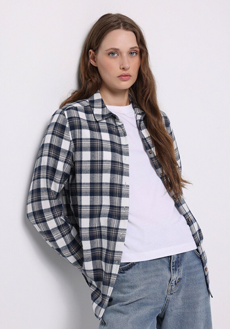 Imagine a Cămașă Regular Fit Gât În Carouri Cămașă Albastră Cu Mânecă Lungă Pentru Femei