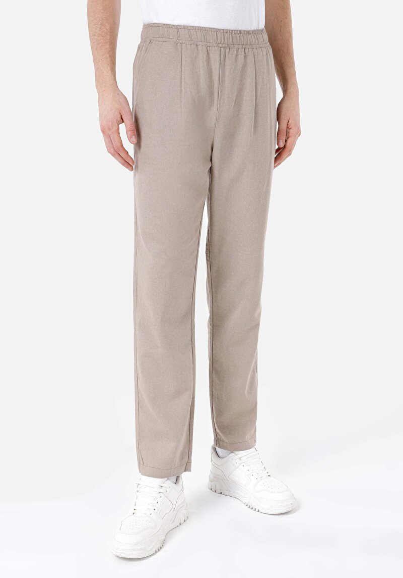 Imagine a Pantaloni De Barbati Bej Regular Fit Cl1068761