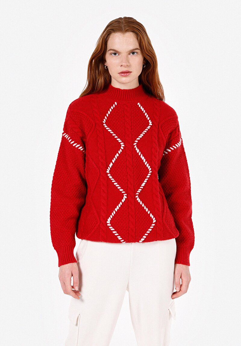 Imagine a Pulover Roșu Brodat Pentru Femei Cu Gât Brodat Cu Gât Brodat Regular Fit