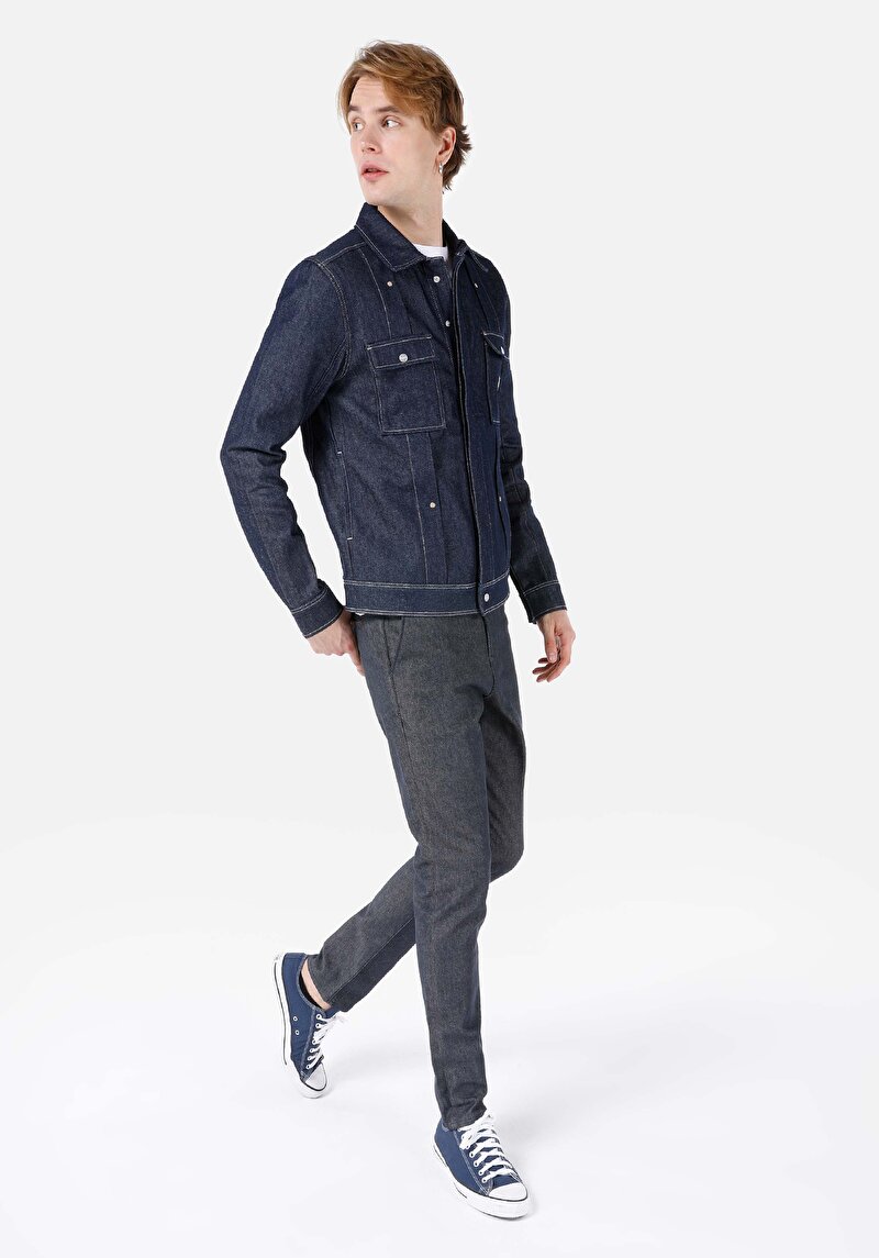 Imagine a Jachetă Albastru Închis Pentru Bărbați Cu Nasturi Cu Nasturi