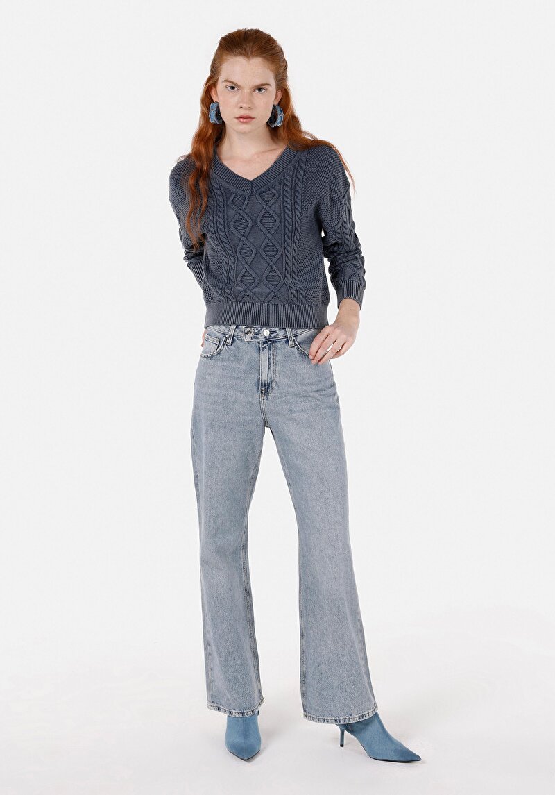 Imagine a Pulover Albastru Drept Pentru Femei Cu Decolteu În V Cu Decolteu În V