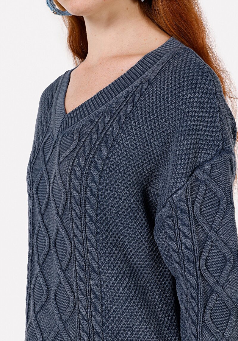 Imagine a Pulover Albastru Drept Pentru Femei Cu Decolteu În V Cu Decolteu În V