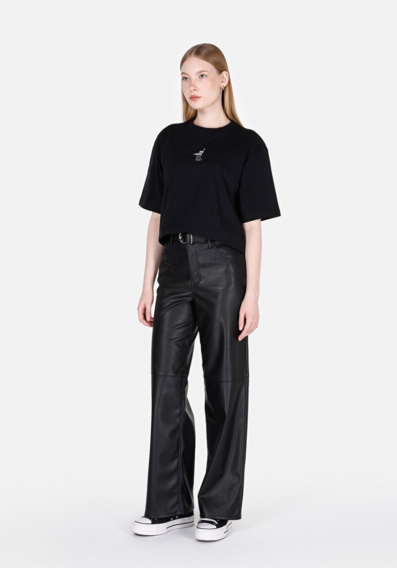 Imagine a Regular Fit Round Neck Imprimat Tricou Negru Cu Mânecă Scurtă Pentru Femei