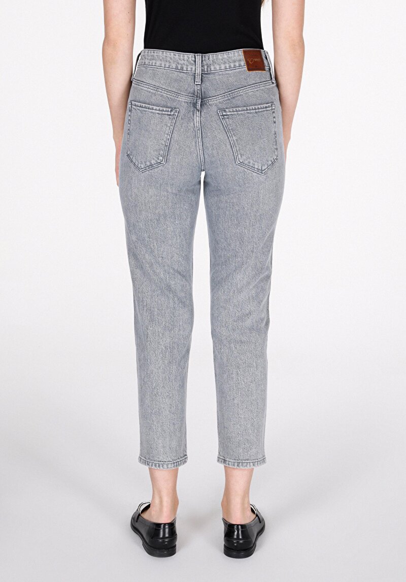 Imagine a Blugi Gri Pentru Femei Mom Fit