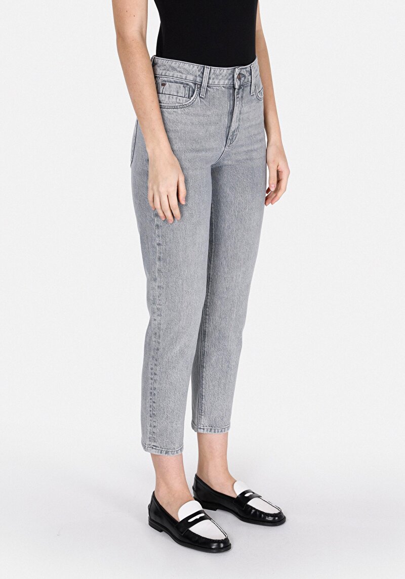 Imagine a Blugi Gri Pentru Femei Mom Fit