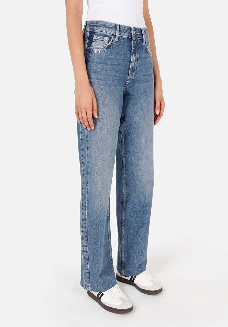 Imagine a Blugi Din Denim Pentru Femei Cu Potrivire Dreaptă