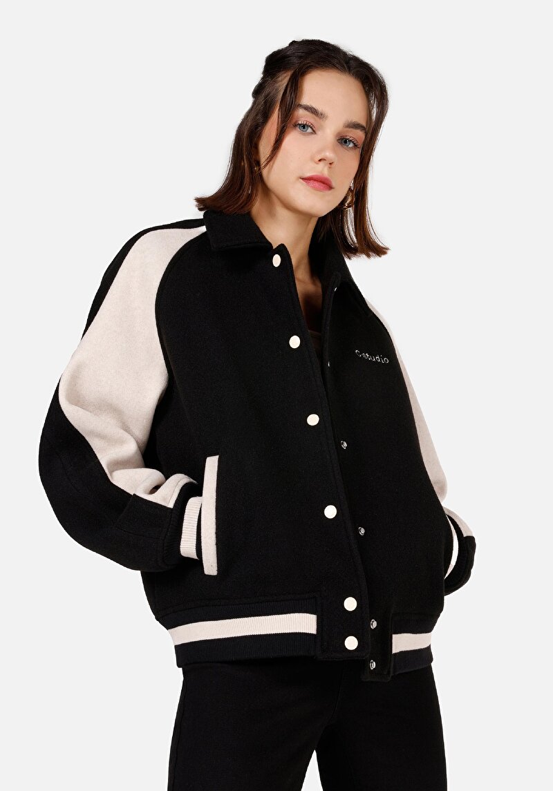 Imagine a Jachetă Neagră Pentru Femei Regular Fit