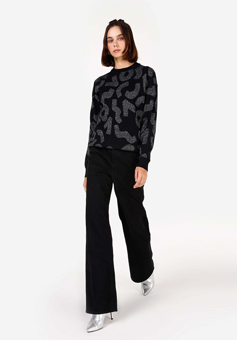 Imagine a Pulover Negru Pentru Femei Cu Gât Rotund Regular Fit