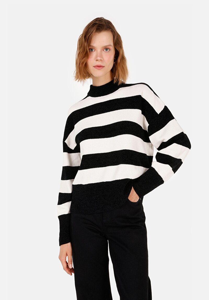 Imagine a Pulover Negru Pentru Femei Cu Gât Rotund Regular Fit