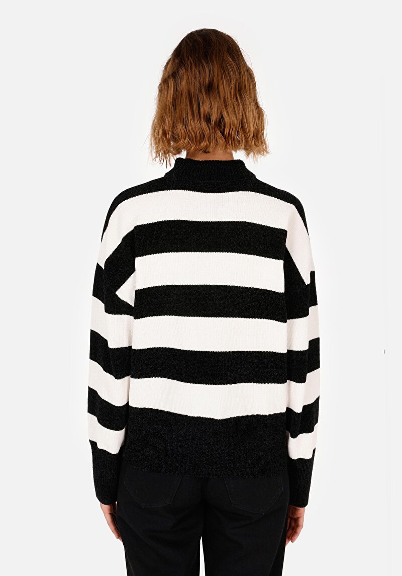 Imagine a Pulover Negru Pentru Femei Cu Gât Rotund Regular Fit