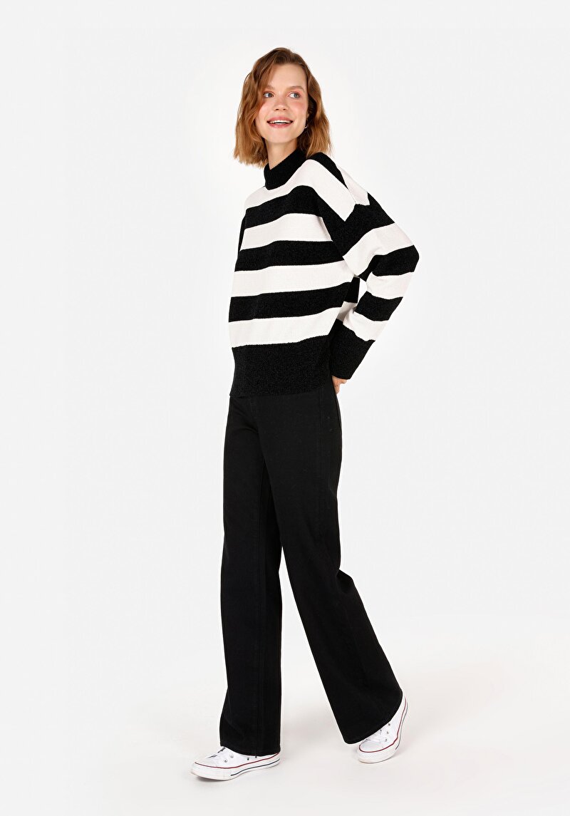 Imagine a Pulover Negru Pentru Femei Cu Gât Rotund Regular Fit