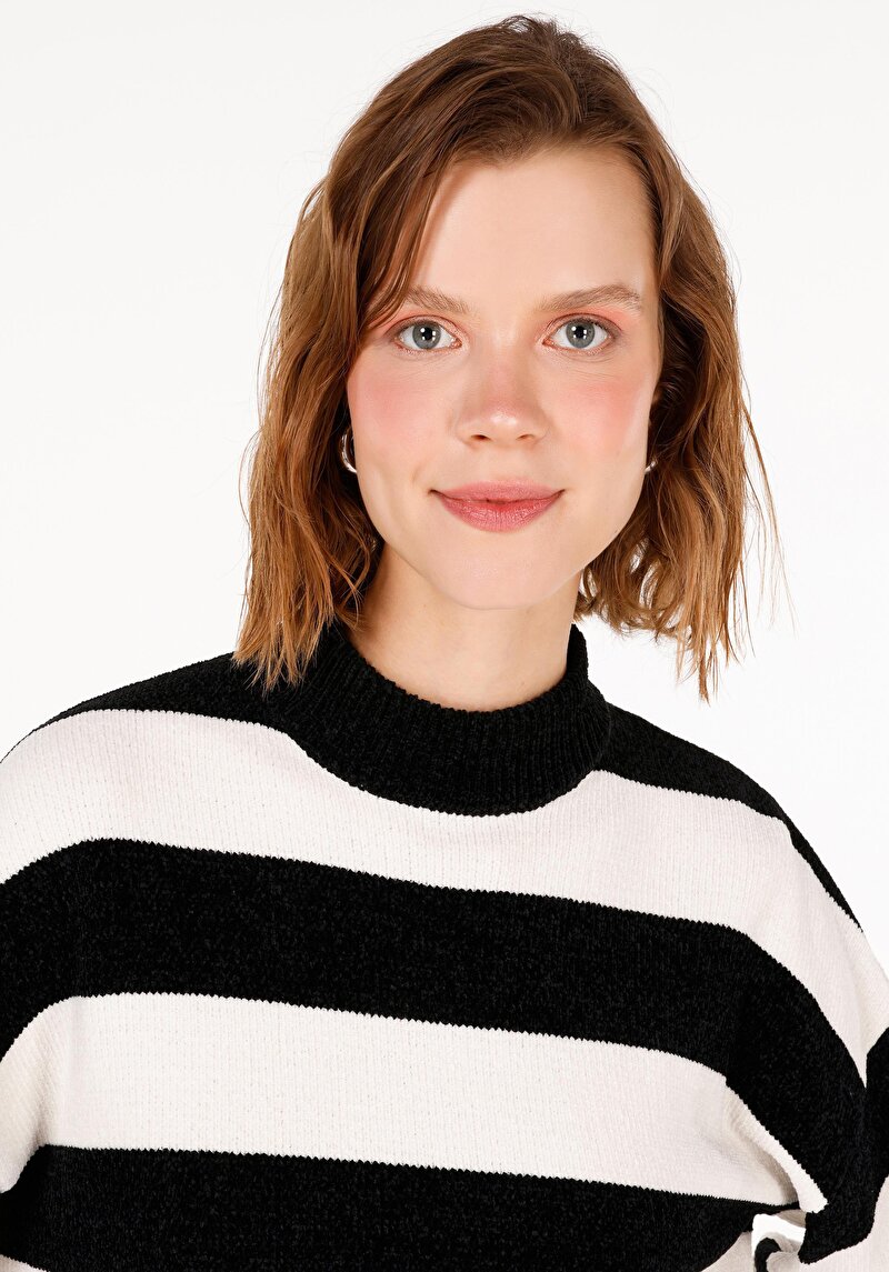 Imagine a Pulover Negru Pentru Femei Cu Gât Rotund Regular Fit