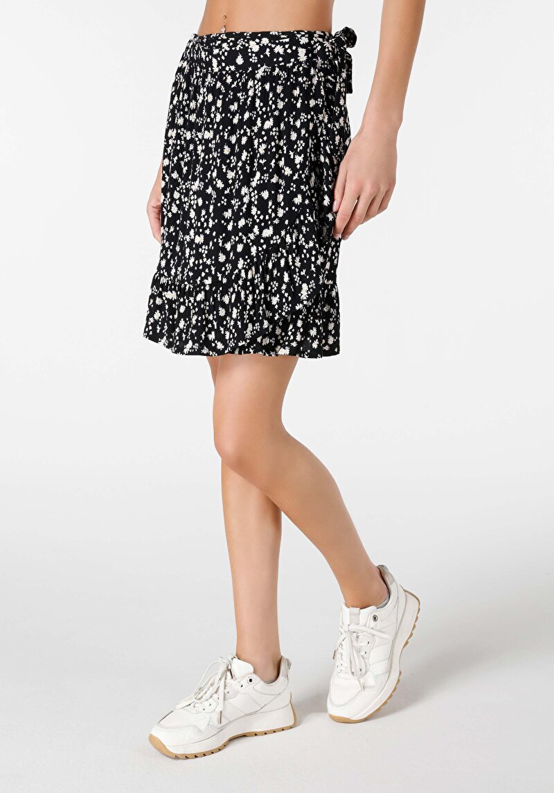 Imagine a Mini Fustă Neagră Pentru Femei