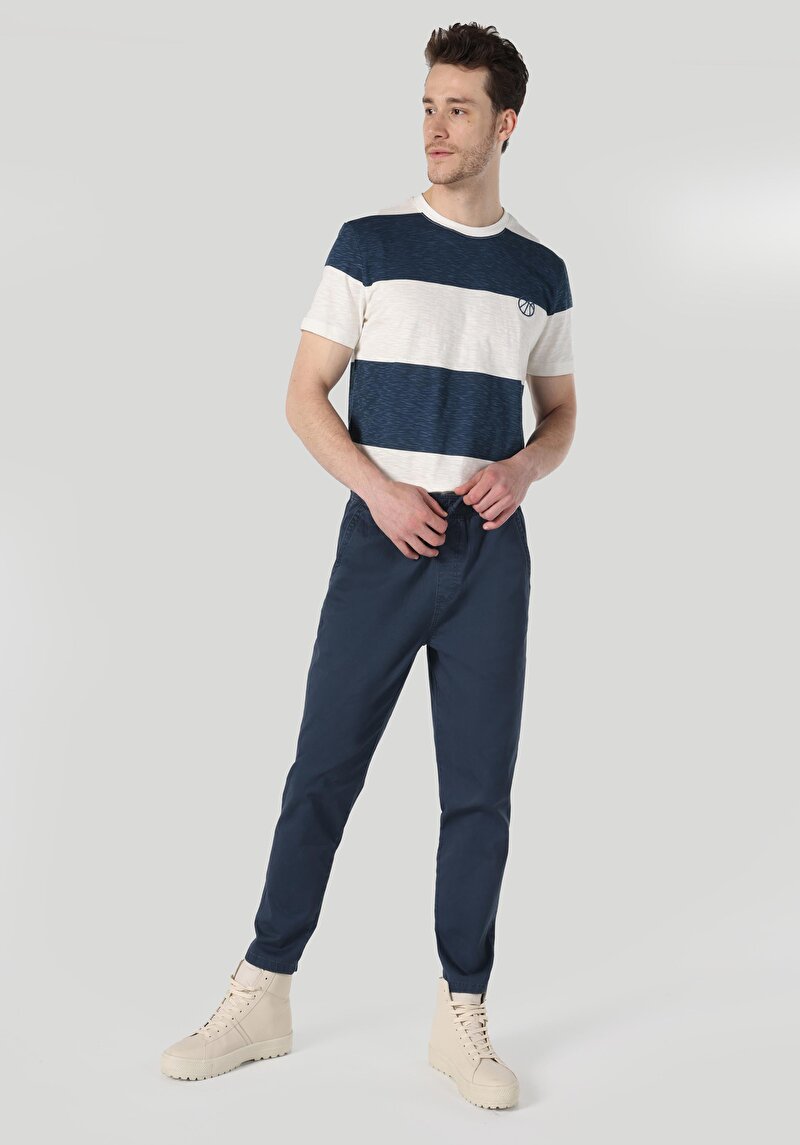 Imagine a Pantaloni Comfort Fit Mid Waist Straight Leg Bleumarin Pentru Bărbați