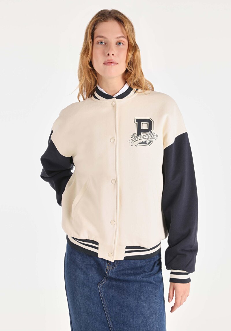 Imagine a Jachetă Albă Pentru Femei Regular Fit Cu Capse