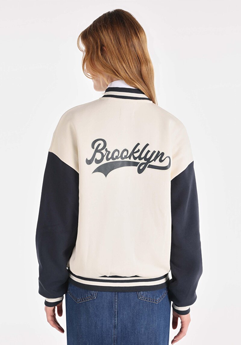 Imagine a Jachetă Albă Pentru Femei Regular Fit Cu Capse