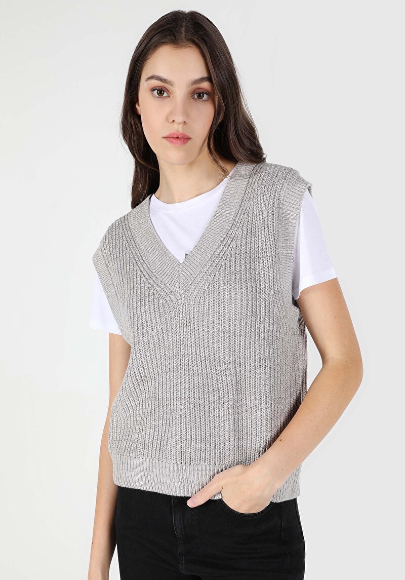 Imagine a Pulover Gri Pentru Femei Cu Decolteu În V Cu Decolteu În V