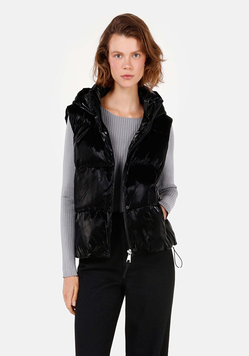 Imagine a Vestă Neagră Pentru Femei Cu Glugă Regular Fit