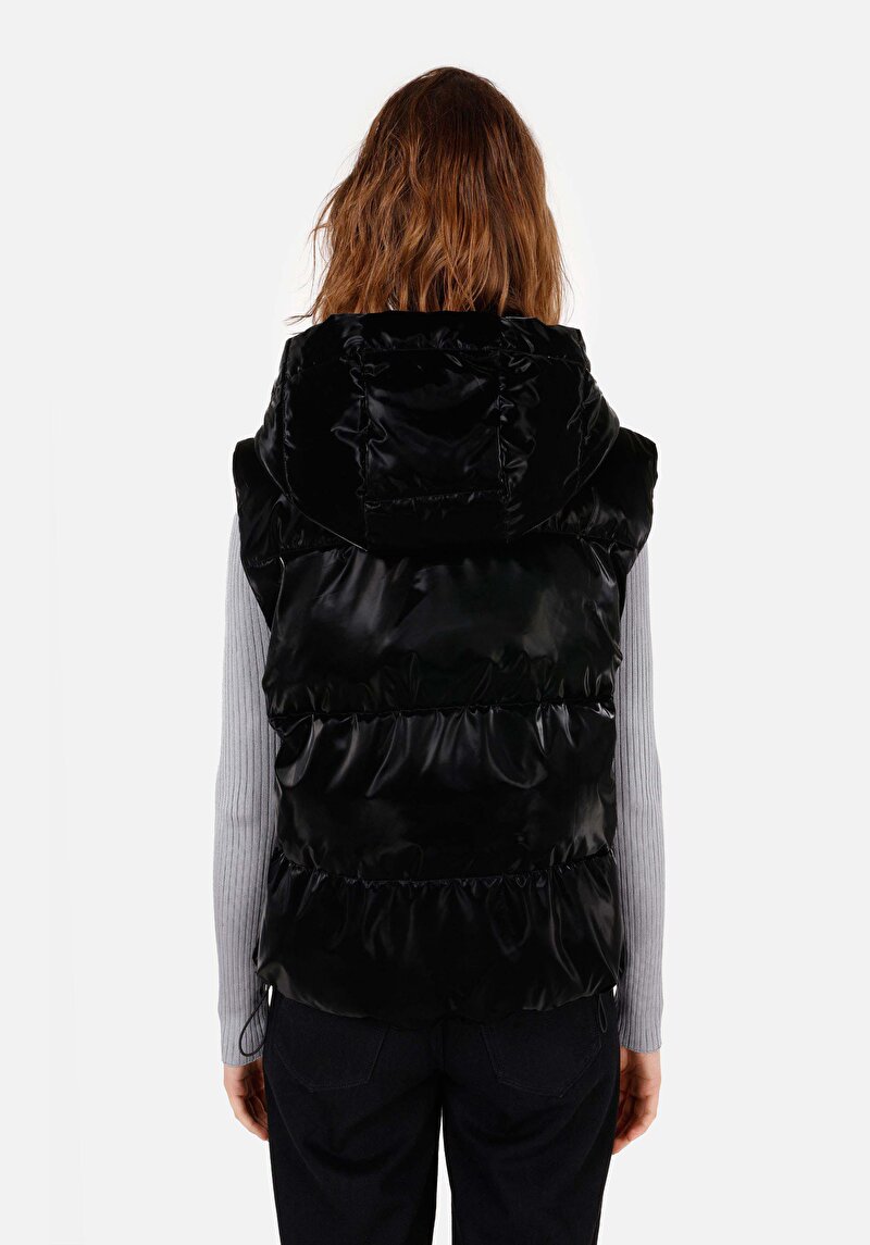 Imagine a Vestă Neagră Pentru Femei Cu Glugă Regular Fit