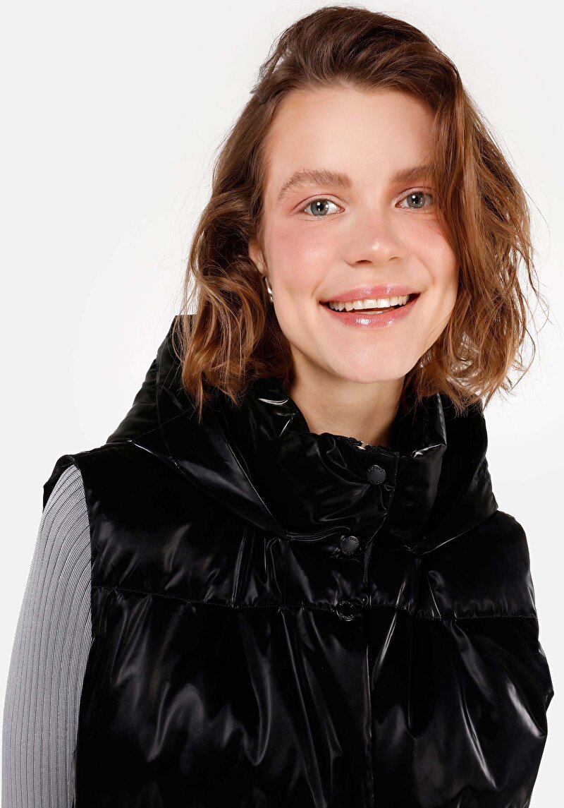 Imagine a Vestă Neagră Pentru Femei Cu Glugă Regular Fit