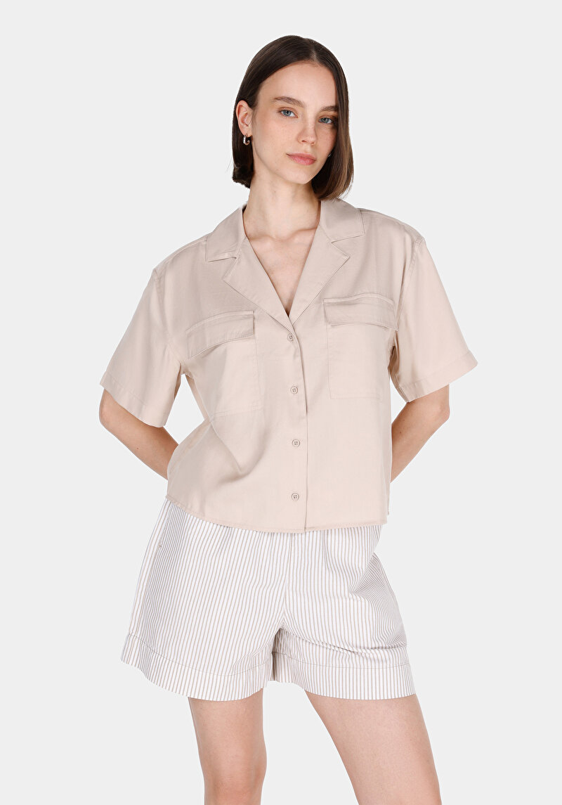 Imagine a Cămașă Regular Fit Gât Drept Cămașă Bej Manșon Scurt Pentru Femei