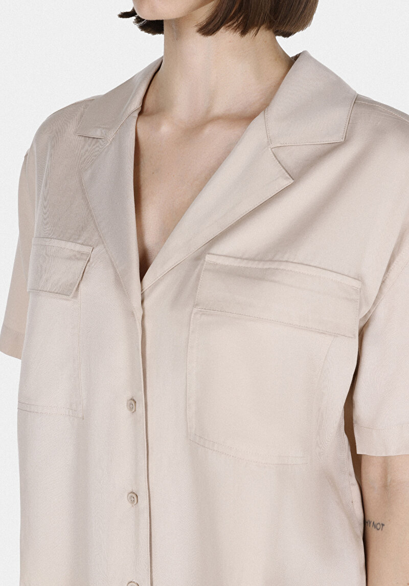 Imagine a Cămașă Regular Fit Gât Drept Cămașă Bej Manșon Scurt Pentru Femei