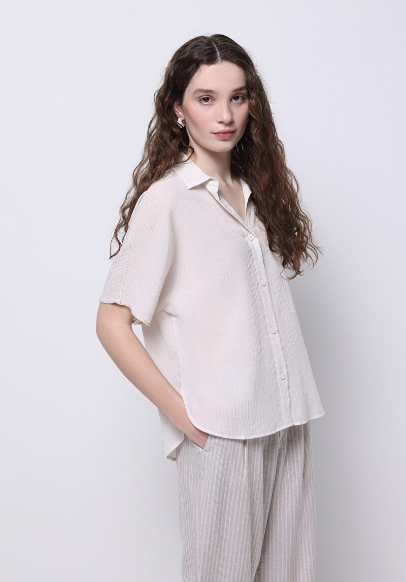 Imagine a Cămașă Regular Fit Gât Drept Cămașă Albă Cu Mânecă Scurtă Pentru Femei