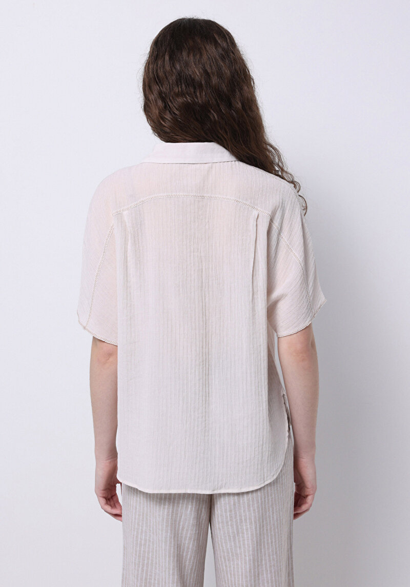 Imagine a Cămașă Regular Fit Gât Drept Cămașă Albă Cu Mânecă Scurtă Pentru Femei