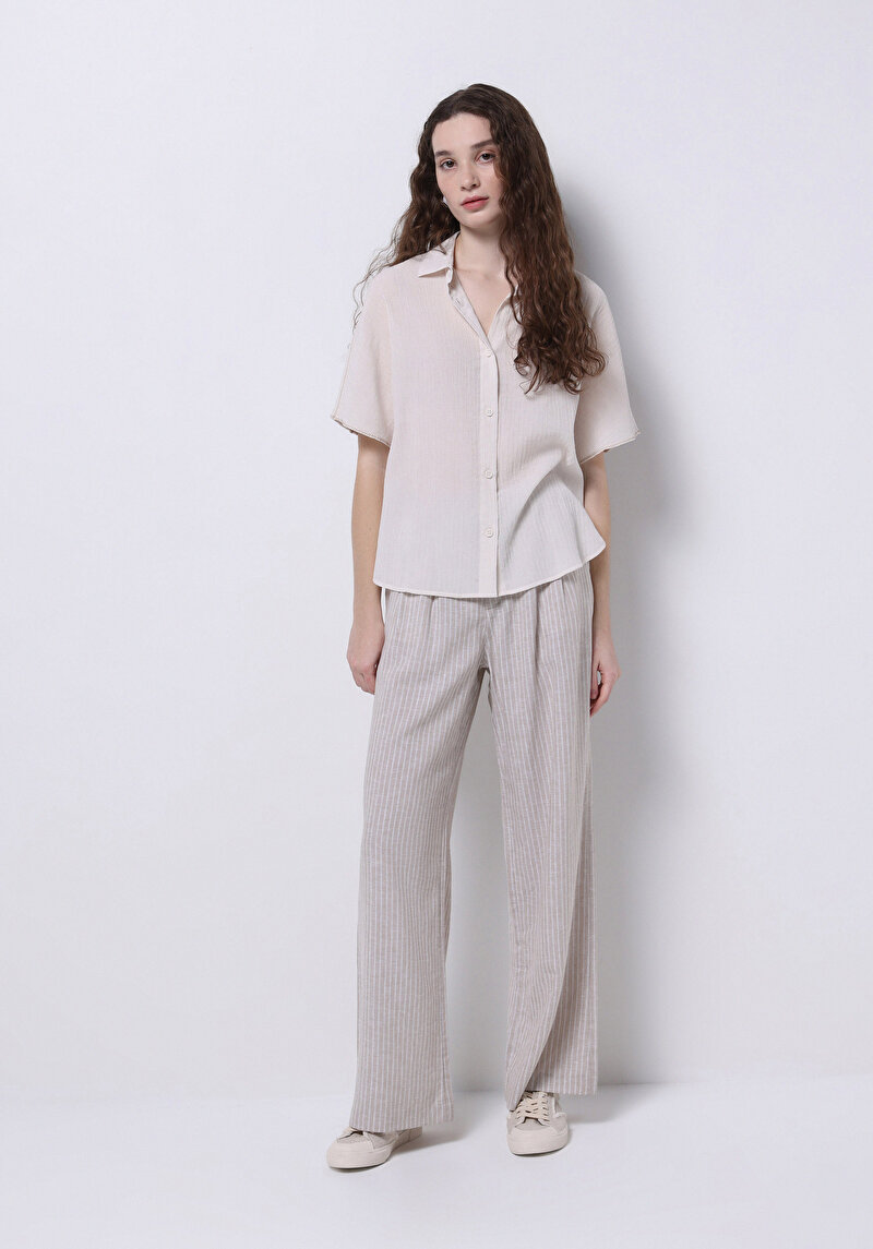 Imagine a Cămașă Regular Fit Gât Drept Cămașă Albă Cu Mânecă Scurtă Pentru Femei