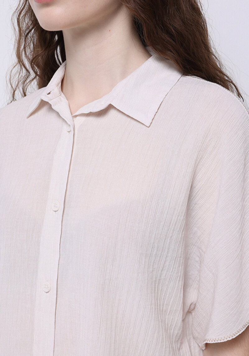 Imagine a Cămașă Regular Fit Gât Drept Cămașă Albă Cu Mânecă Scurtă Pentru Femei