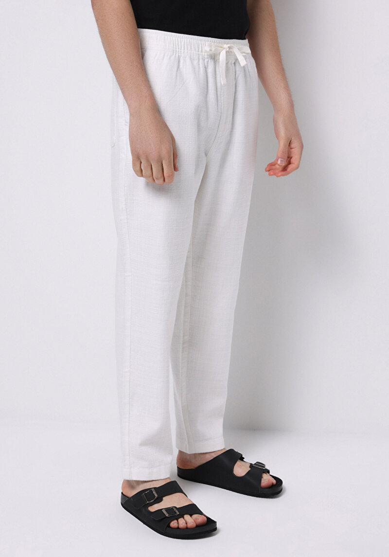 Imagine a Pantaloni De Barbati Alb Regular Fit Cl1073863