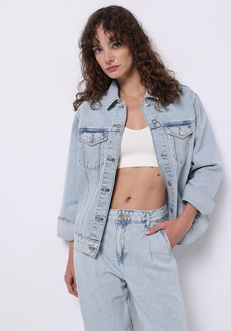 Imagine a Jachetă Albastră Pentru Femei Cu Nasturi Și Căptușeală Regular Fit