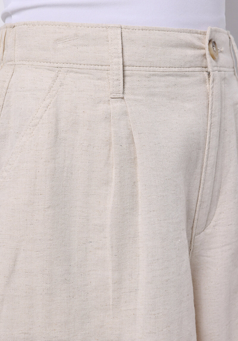 Imagine a Regular Fit Rising Waist Straight Pantaloni Scurți Bej Pentru Femei