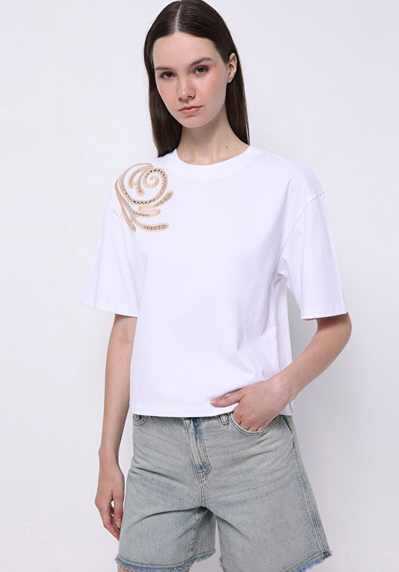 Imagine a Regular Fit Round Neck Brodat Tricou Alb Cu Mânecă Scurtă Pentru Femei