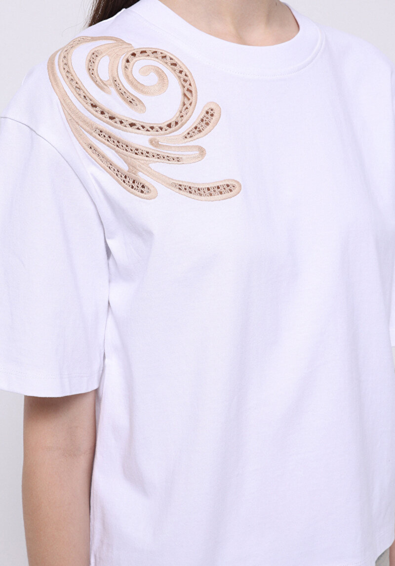 Imagine a Regular Fit Round Neck Brodat Tricou Alb Cu Mânecă Scurtă Pentru Femei