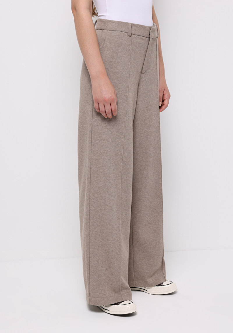 Afișați detalii pentru Pantaloni De Trening De Dama Bej Regular Fit  Cl1076474