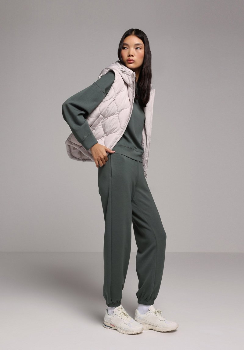 Imagine a Pantaloni De Trening De Dama Verde Regular Fit  Cl1077969