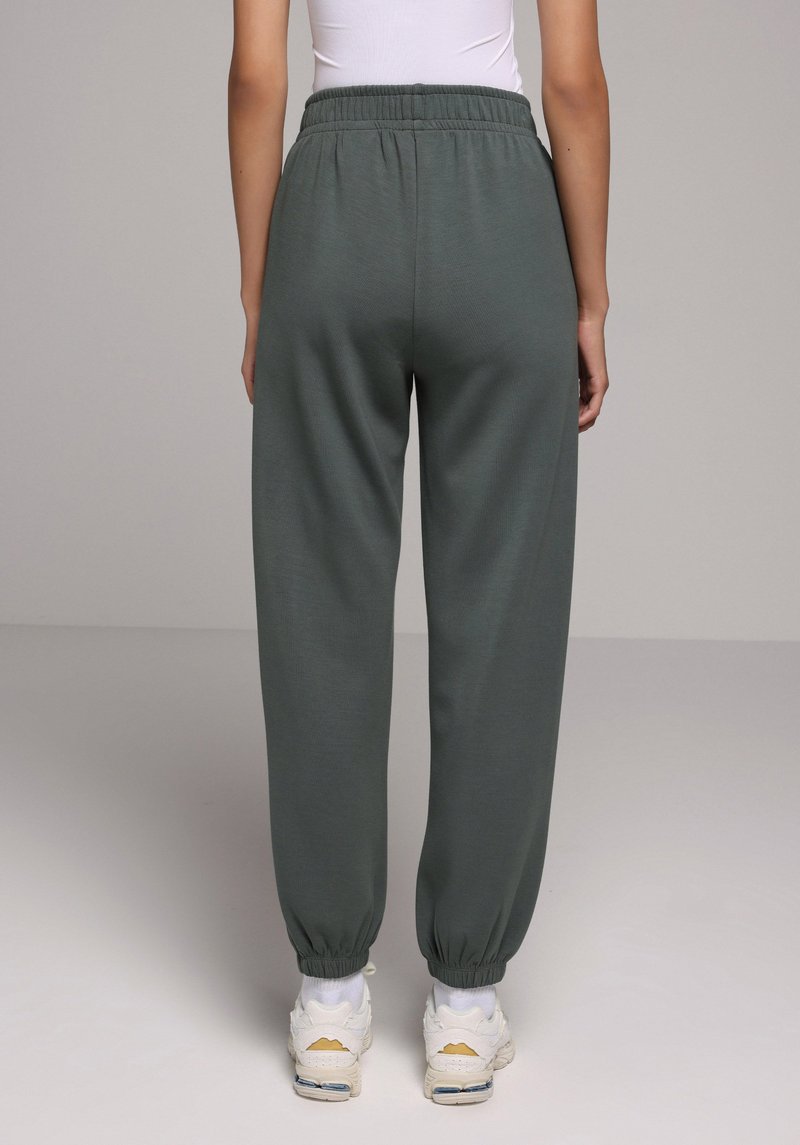 Imagine a Pantaloni De Trening De Dama Verde Regular Fit Cl1077969