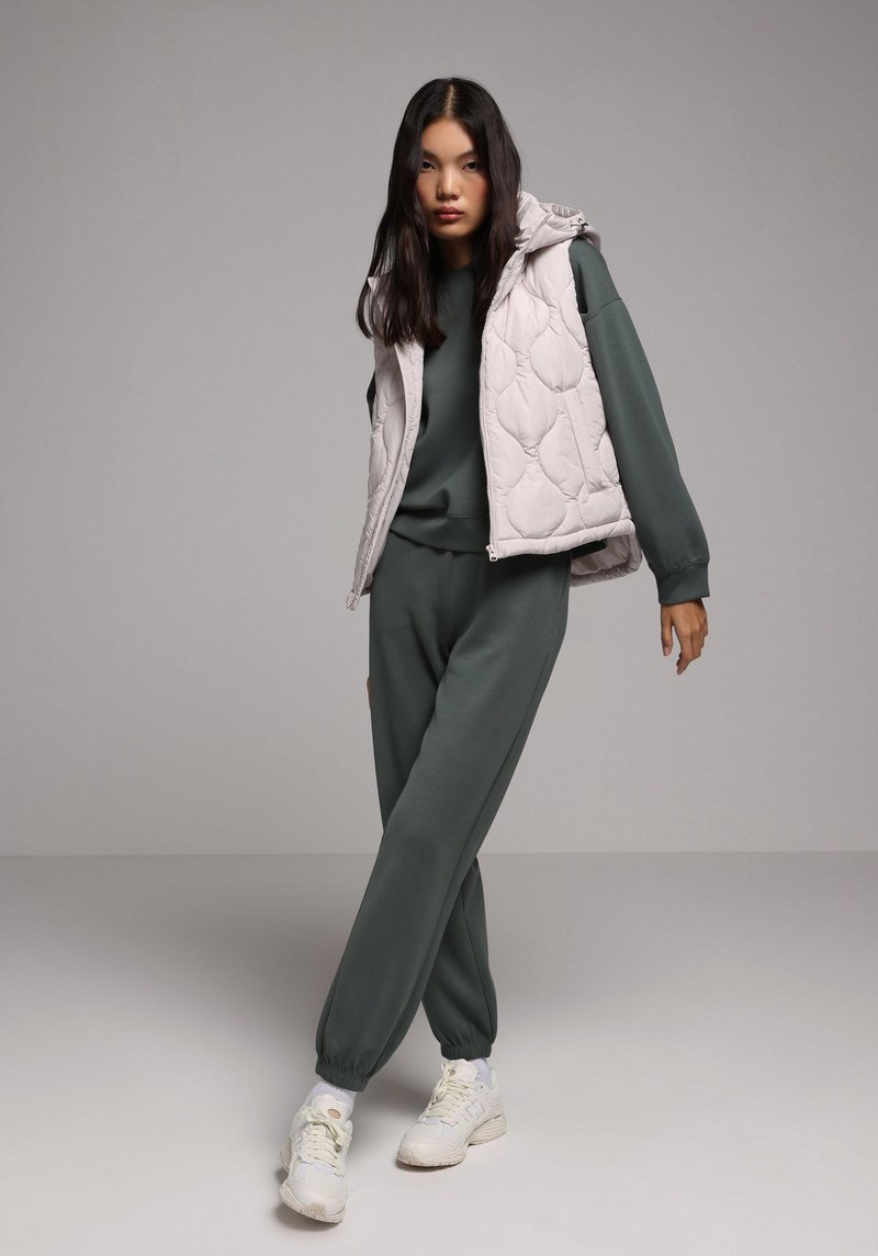 Imagine a Pantaloni De Trening De Dama Verde Regular Fit Cl1077969