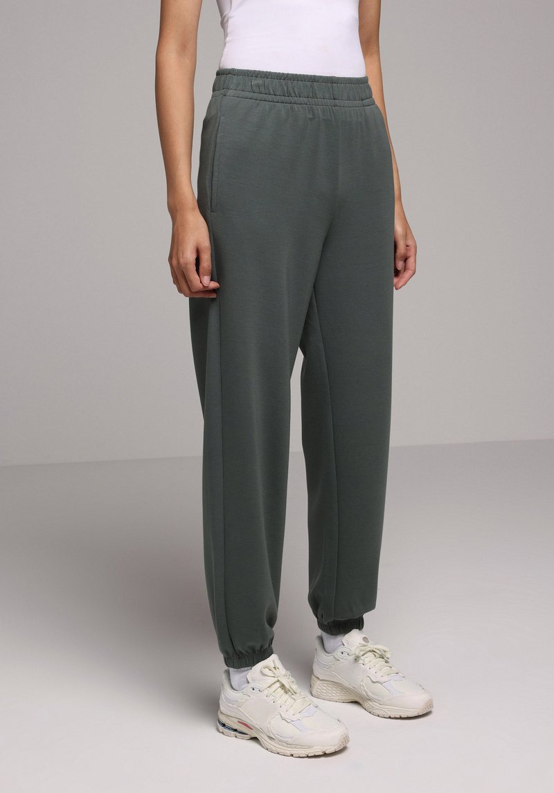 Imagine a Pantaloni De Trening De Dama Verde Regular Fit  Cl1077969