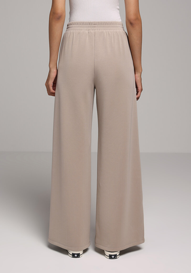 Imagine a Pantaloni De Trening De Dama Bej Regular Fit Cl1077959