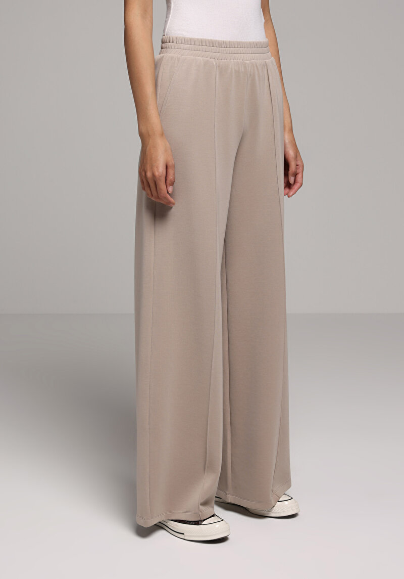 Imagine a Pantaloni De Trening De Dama Bej Regular Fit Cl1077959