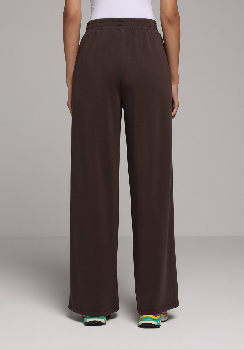 Imagine a Pantaloni De Trening De Dama Maro Regular Fit Cl1077959