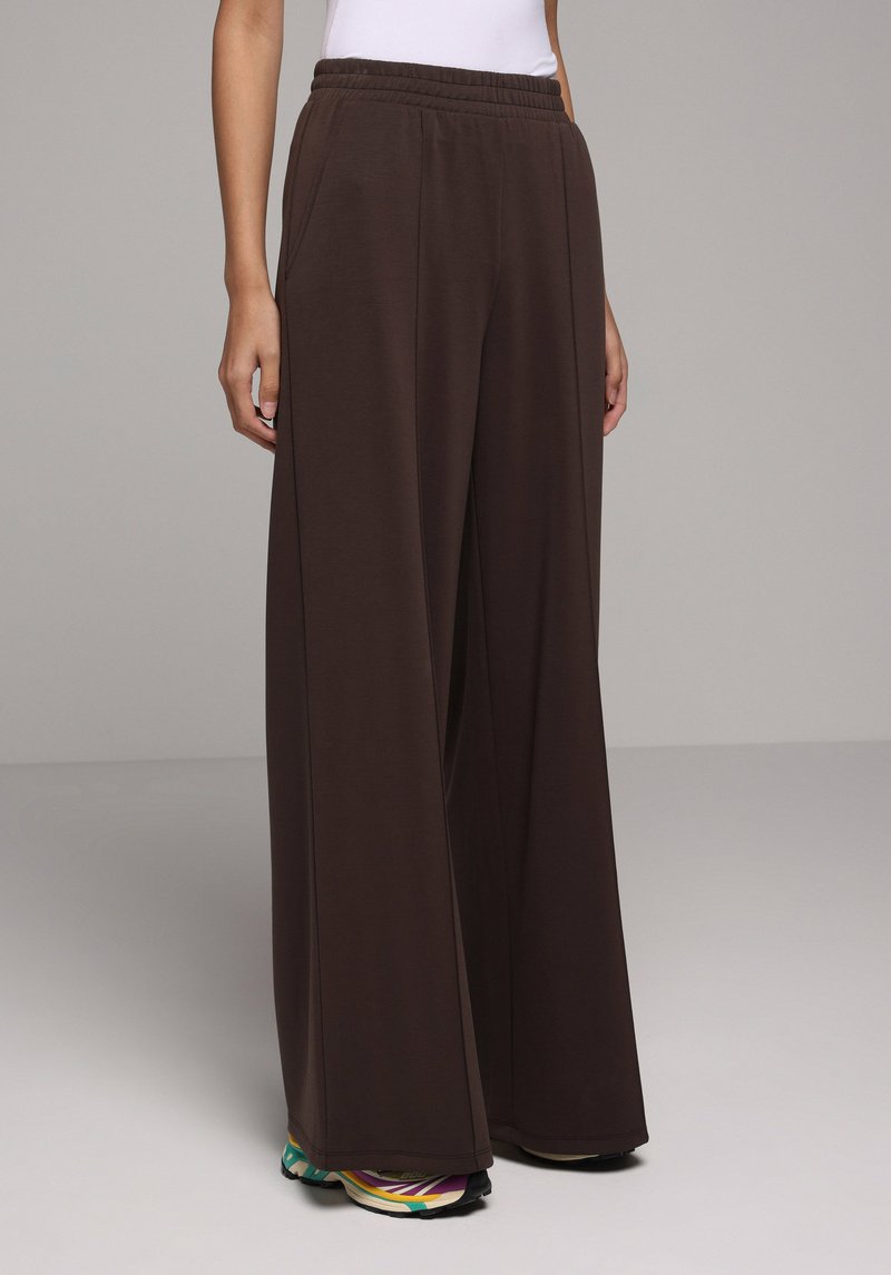 Imagine a Pantaloni De Trening De Dama Maro Regular Fit Cl1077959