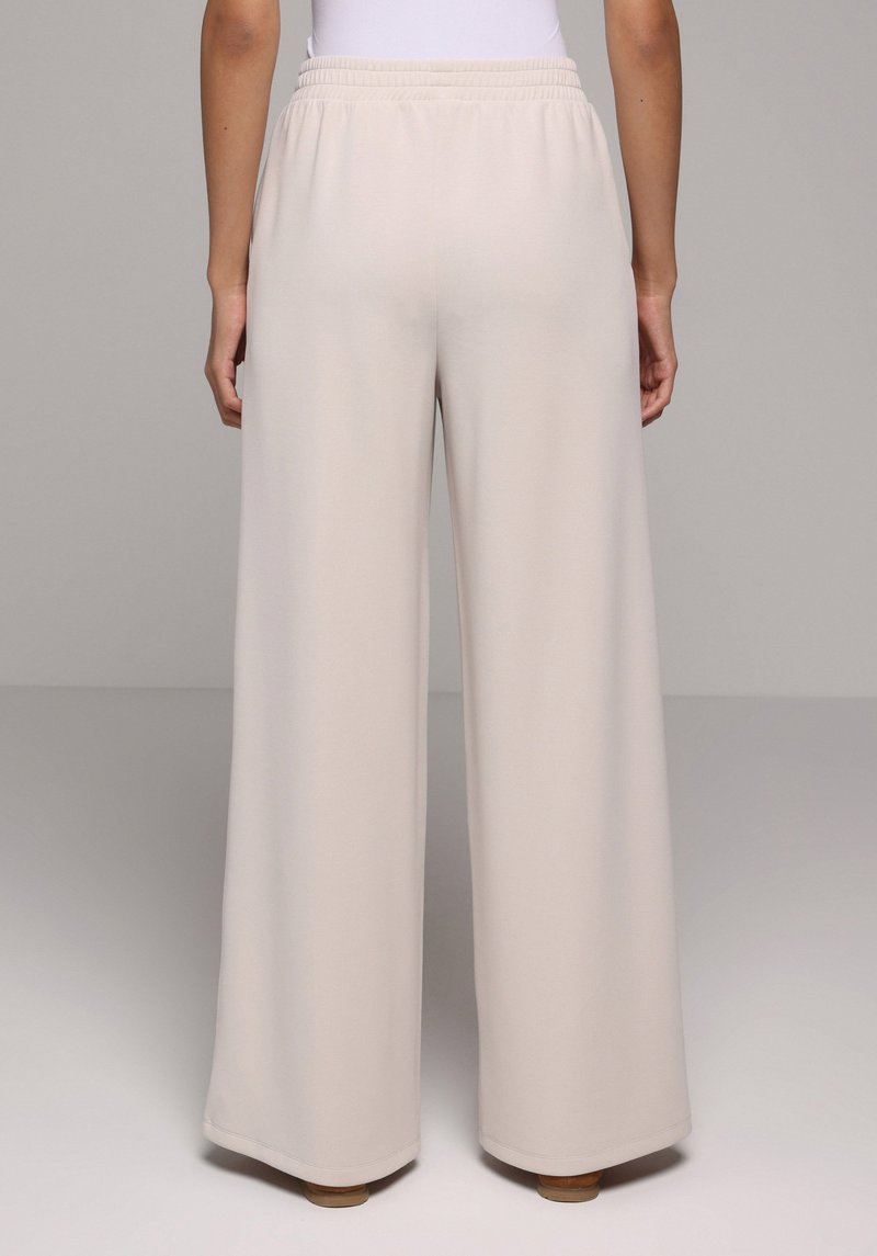 Imagine a Pantaloni De Trening De Dama Alb Regular Fit  Cl1077959