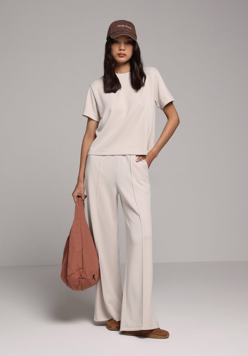 Imagine a Pantaloni De Trening De Dama Alb Regular Fit  Cl1077959