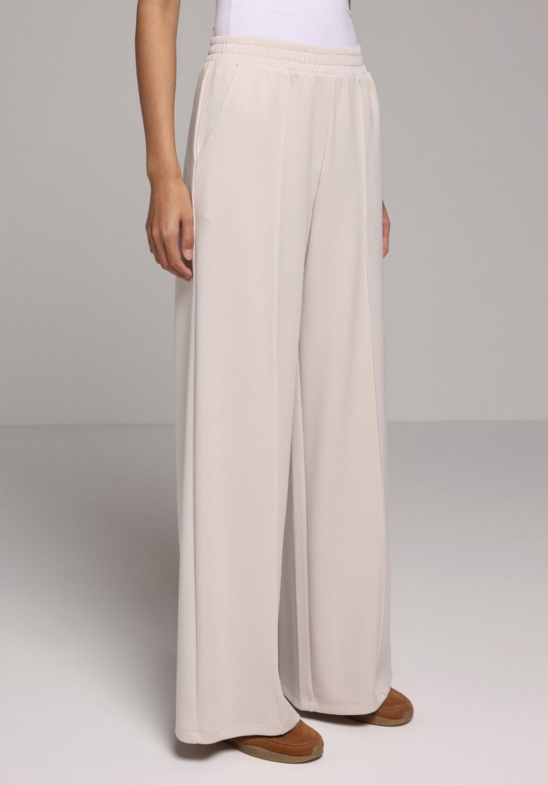 Imagine a Pantaloni De Trening De Dama Alb Regular Fit  Cl1077959