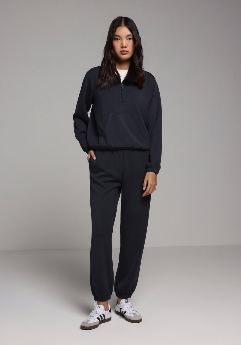 Imagine a Pantaloni De Trening De Dama Antracit Regular Fit Cl1077969