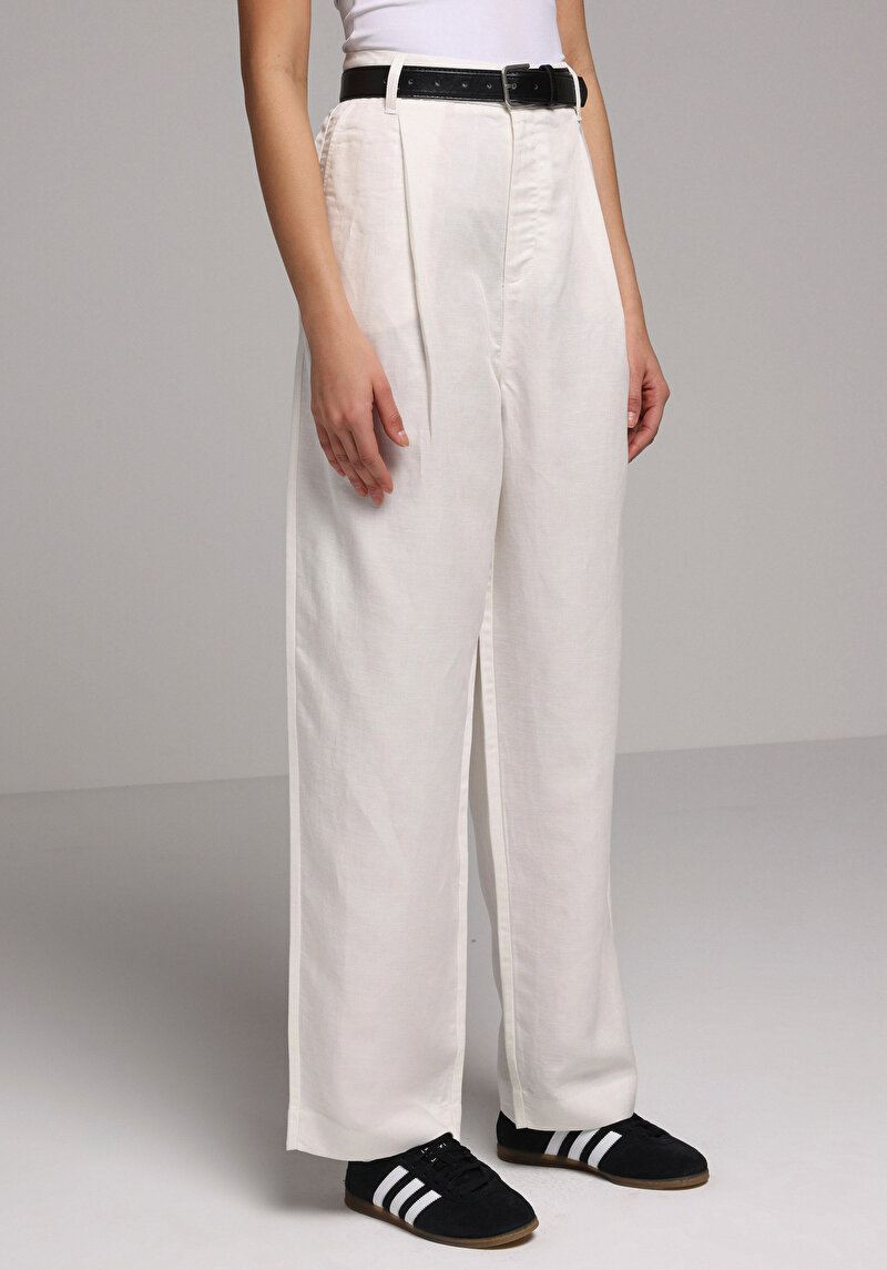 Imagine a Pantaloni De Dama Alb Regular Fit Cl1079415