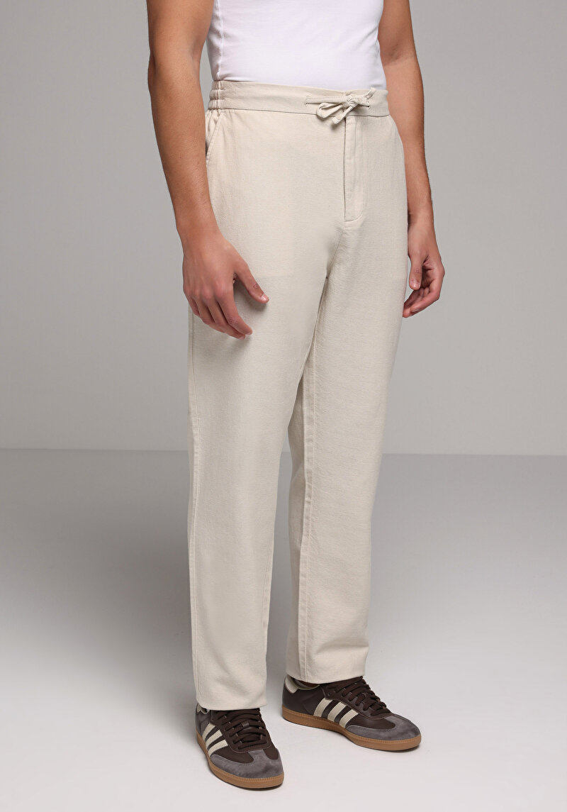 Imagine a Pantaloni De Barbati Bej Regular Fit Cl1079994